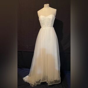 Pas De Deux, Designer Wedding Dress, 2, Strapless Sweetheart Sheath Tulle Train